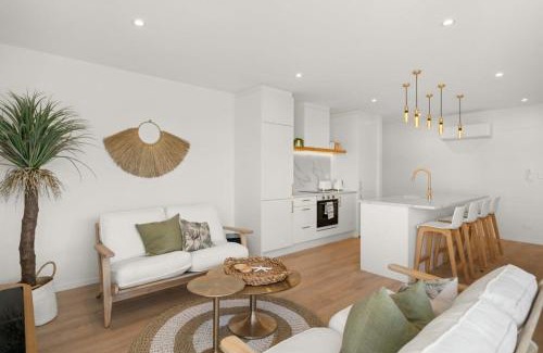 Mission Bay Apartment | Luxury Apart, Seaviews & Balcony, Full Kitchen & Heat Pump