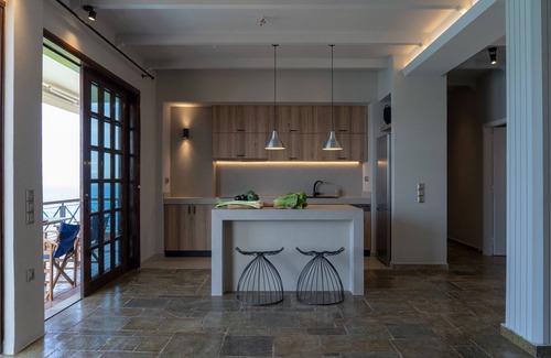 Plaka Apartment | Luxury apartment 120sqm-single/double bedroom-swimming pool-sea front