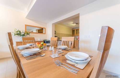 Għadira Apartment | Luxury Apartment 3 Bed-3 Bathrooms with Balcony, Pool, Seawiew