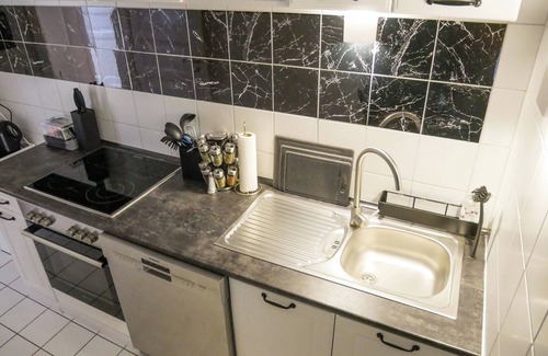 Lindenthal Apartment | Luxury apartment 8 persons, 300m² garden, terrace, bathtub, 10 min to the city center