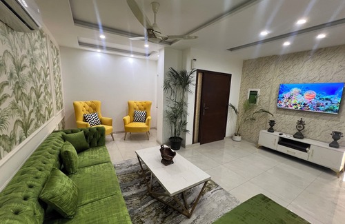 Lahore Apartment | Luxury Apartment,Central Lahore,Free Parking, free wifi, near all Attractions.