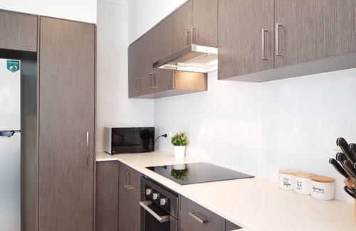 Belmont House | Luxury Apartment - Close to Perth/Airport/River & Opposite park
