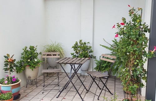 Belmont House | Luxury Apartment - Close to Perth/Airport/River & Opposite park
