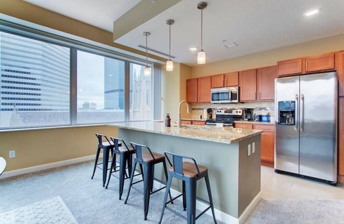 Downtown Cleveland Apartment | Luxury Apartment | Downtown | Free Parking