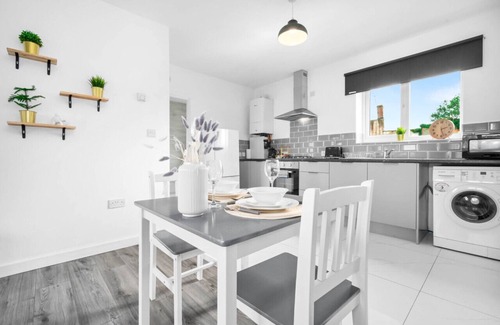 Cradley Heath Apartment | Luxury Apartment Wi- Fi - Smart TV - Cradley Heath