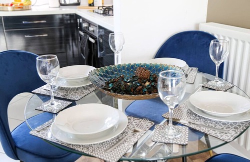 Milton Keynes Apartment | Luxury Apartment with Balcony, Parking & Fast Wifi