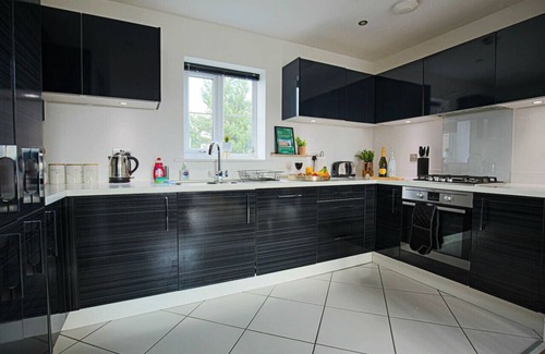 Milton Keynes Apartment | Luxury Apartment with Balcony, Parking & Fast Wifi