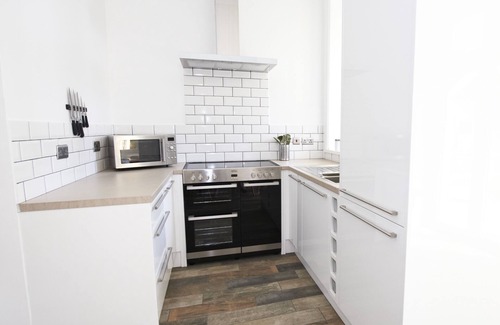 Shanklin Apartment | Luxury Apartment - Heated Outdoor Pool, Sleeps 8