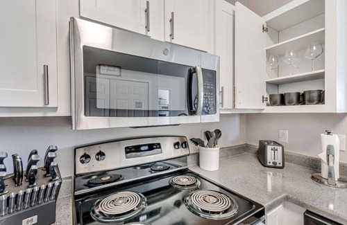 Clearfield Apartment | Luxury Apartment - Hot Tub - Gym - Free Parking