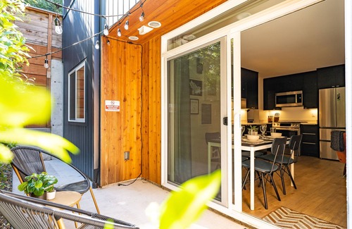 King Apartment | Luxury Apartment In Best Area, 94 walk score. With AC, Laundry, and Patio
