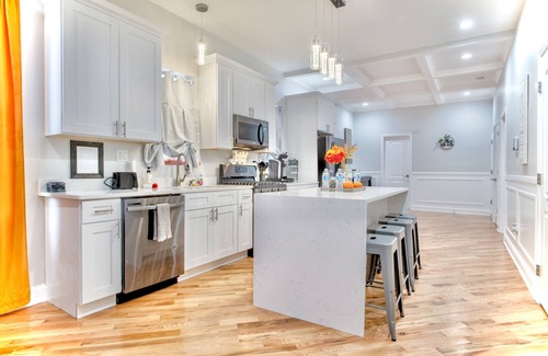 Grand Boulevard Apartment | Luxury Apartment in Bronzeville, Just Minutes from Downtown - RSV Now!