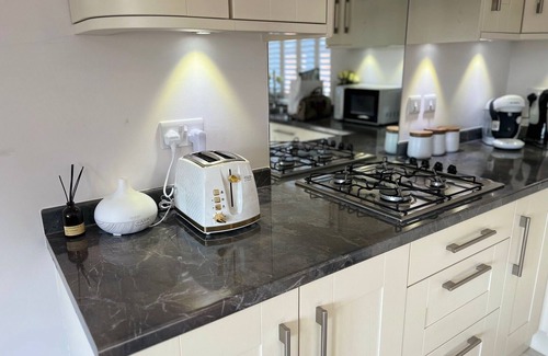 Lichfield Apartment | Luxury apartment in central Lichfield. Free parking. Sleeps up to 6 people