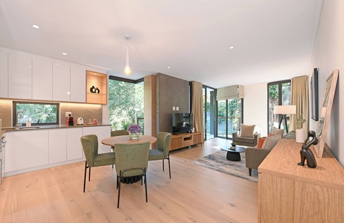 Newlands Apartment | Luxury Apartment in Newlands Cape Town - Streamside tranquility