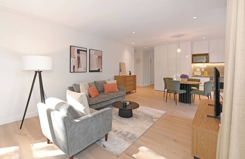 Newlands Apartment | Luxury Apartment in Newlands Cape Town - Streamside tranquility