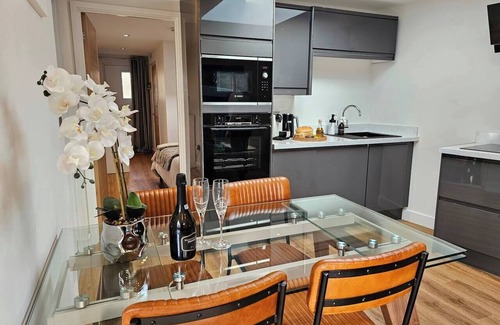 Evesham Apartment | Luxury Apartment nr Broadway with Private Parking!