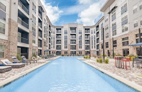 Crestline Heights Apartment | Luxury Apartment - Pool Restaurants & Shopping