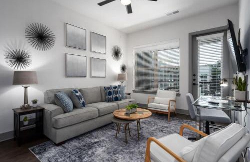 Crestline Heights Apartment | Luxury Apartment - Pool Restaurants & Shopping