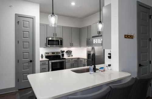 Crestline Heights Apartment | Luxury Apartment - Pool Restaurants & Shopping