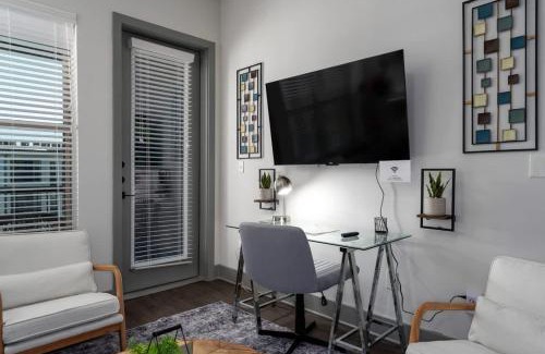 Crestline Heights Apartment | Luxury Apartment - Pool Restaurants & Shopping