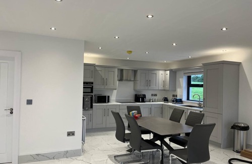 Newry Apartment | Luxury Apartment-Private Bathroom