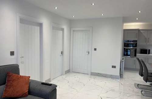 Newry Apartment | Luxury Apartment-Private Bathroom