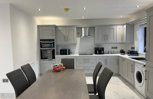 Newry Apartment | Luxury Apartment-Private Bathroom