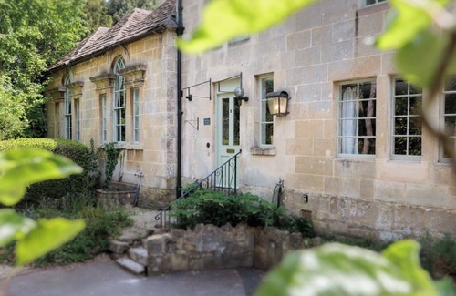 Box Apartment | Luxury apartment sleeps 10 near Bath.Parking, Wifi, Ensuites, Dishwasher, hen dos welcome