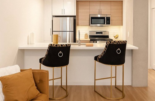 Downtown Sacramento Apartment | Luxury Apartment Steps from DOCO + Golden 1 + Private Patio Entry + DEN
