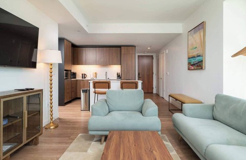 East Cambridge Apartment | Luxury Apartment w King Bed, Shared Pool & Rooftop