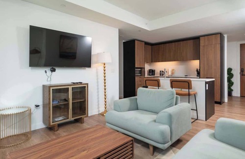 East Cambridge Apartment | Luxury Apartment w King Bed, Shared Pool & Rooftop