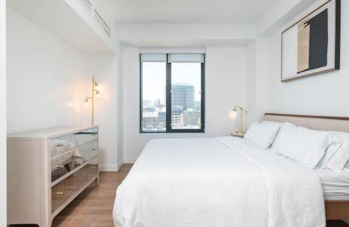 East Cambridge Apartment | Luxury Apartment w King Bed Shared Pool & Rooftop