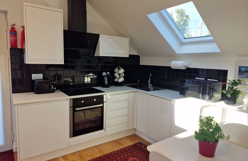 Maenporth Apartment | Luxury Apartment with Seaview Terrace: Modern Living, Parking & EV Charging.