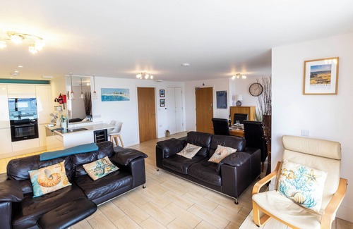 Mumbles Apartment | Luxury apartment with beautiful sea views. Private parking, lift and hot tub.