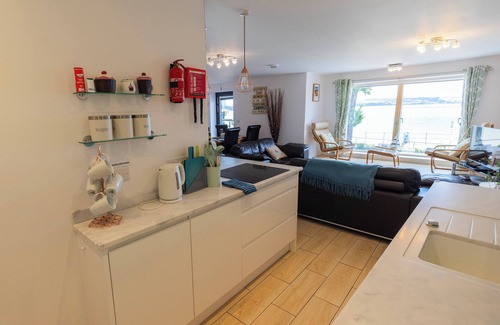 Mumbles Apartment | Luxury apartment with beautiful sea views. Private parking, lift and hot tub.