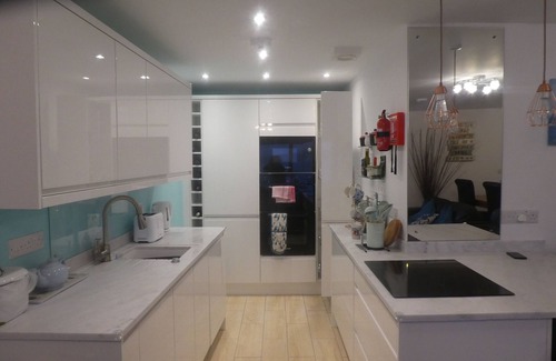 Mumbles Apartment | Luxury apartment with beautiful sea views. Private parking, lift and hot tub.