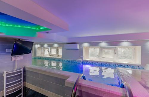 Pechers'kyi District Apartment | Luxury Apartment with Pool and Hammam