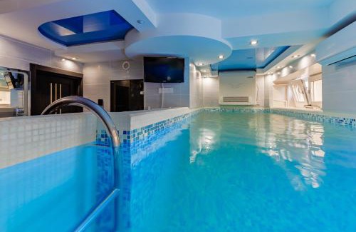 Pechers'kyi District Apartment | Luxury Apartment with Pool and Hammam