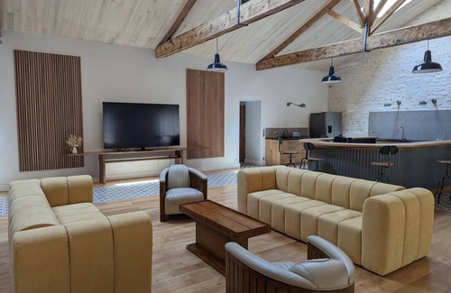 Gondeville Apartment | Luxury Apartment with Truffle Cuisine & Garage - 2 Guests, Jarnac