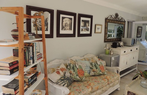 Walmer Cottage | Luxury APARTMENT with private entrance in beautiful indigenous garden