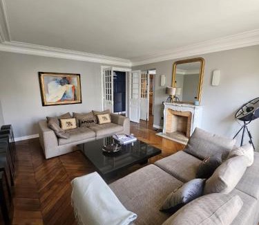 Faubourg Saint-Germain Apartment | LUXURY APPARTMENT IN 7th DISTRICT WITH TOUR EIFFEL VIEW