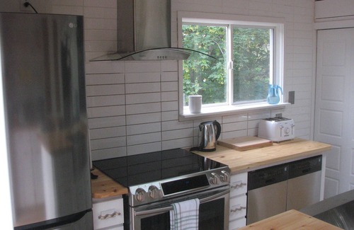 Petty Harbour Cottage | LUXURY APPOINTED RUSTIC COTTAGE VACATION RENTAL in the heart of Petty Harbour