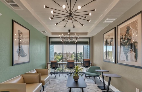 Spring Apartment | Luxury Apt, Private Balcony, Community Pool, Fitness Center, Workspace, BBQ Station