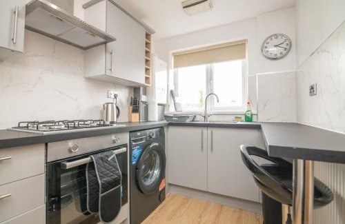 West Bromwich Apartment | Luxury Apt with 2 bathrooms n Free Parking