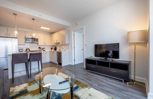 Downtown Apartment | Luxury Apt with Gym Pool
