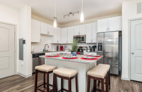 Dixie - Berryhill Apartment | Luxury Apt | Work from here | King Bed | Fast WiFi |6mi to CLT✈️