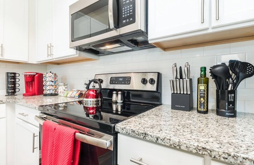 Dixie - Berryhill Apartment | Luxury Apt | Work from here | King Bed | Fast WiFi |6mi to CLT✈️