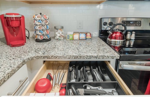 Dixie - Berryhill Apartment | Luxury Apt | Work from here | King Bed | Fast WiFi |6mi to CLT✈️