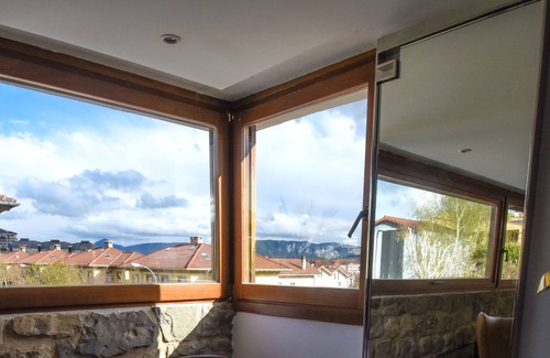 Zizur Mayor Villa | Luxury, art, design, light and comfort