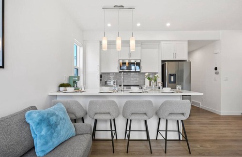 Springbank Hill House | Luxury Aspen 2BR Home » 2 Car Garage » Netflix
