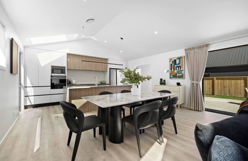 Kawarau Falls House | Luxury Away - Remarkable Retreat-Free Parking-BBQ